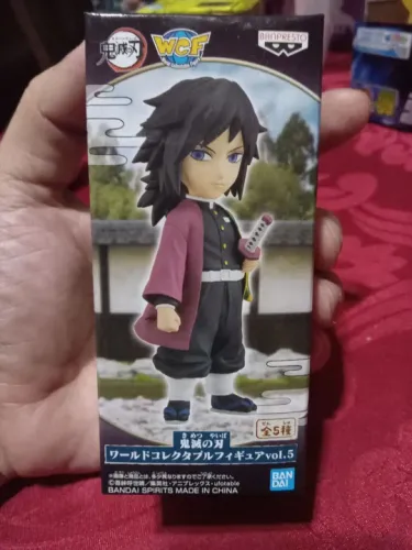 Figura Demon Slayer World Collectable Figure - personagem Giyu Tomioka original 