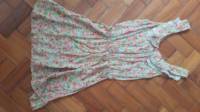 Vestido Floral com Detalhe em Renda