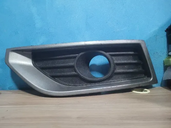 Moldura do Farol de Milha Esquerdo Renault Sandero GT 2013 a 2021 261A33599R