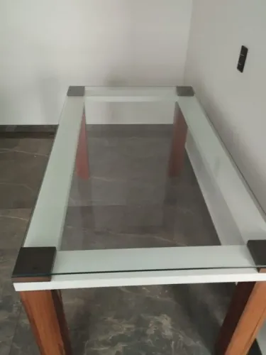 Mesa de Jantar em Vidro transparente e base m Madeira
