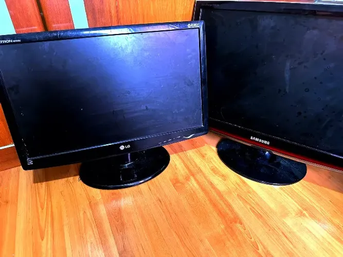 2 monitores 22 e 19 polegadas - Samsung E LG - Aceito Ofertas - Marca Branca Funcionando