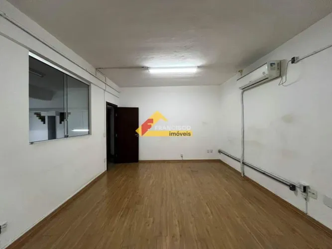 Sala comercial localizada no Centro