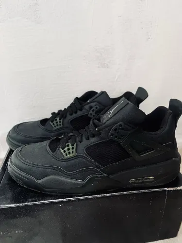  Nike Air Jordan 4 Retro na colorway "Black Cat".