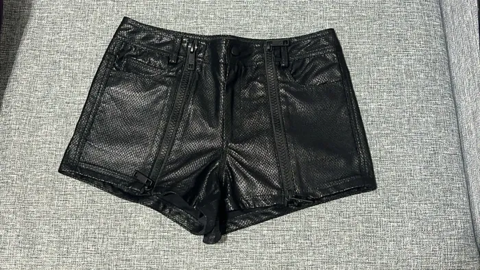 Short couro sintético preto John John 34