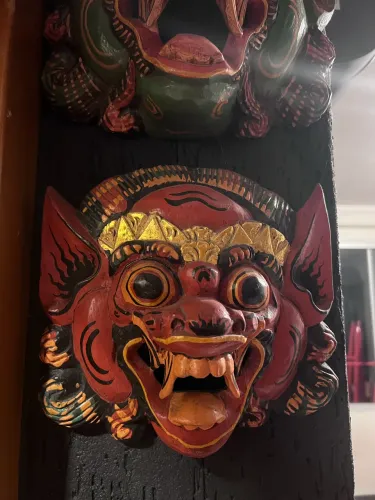 Mascaras Barong em Madeira esculpida
