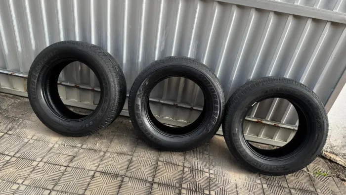 3 Pneus 265/60 R18 estado de novo