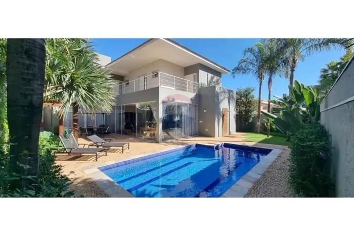 Sobrado para locação com 440m² de área útil, 4 suítes, lazer, condomínio fechado com segur