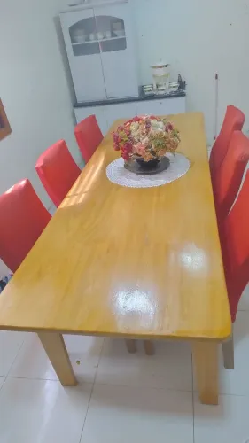 Vendo mesa de 8 lugaresm em madeira 