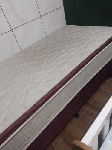 Cama solteiro, 6 meses de uso, mola ensacada, em excelente condições uso.