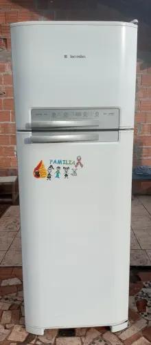 Vendo geladeira electrolux frost free 500lt funcionando entrego dou 5 mês de garantia cham