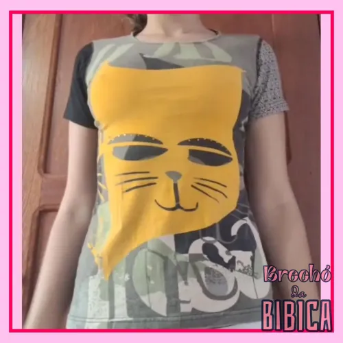 Blusa baby look estampa de gato, manga curta, gola redonda P