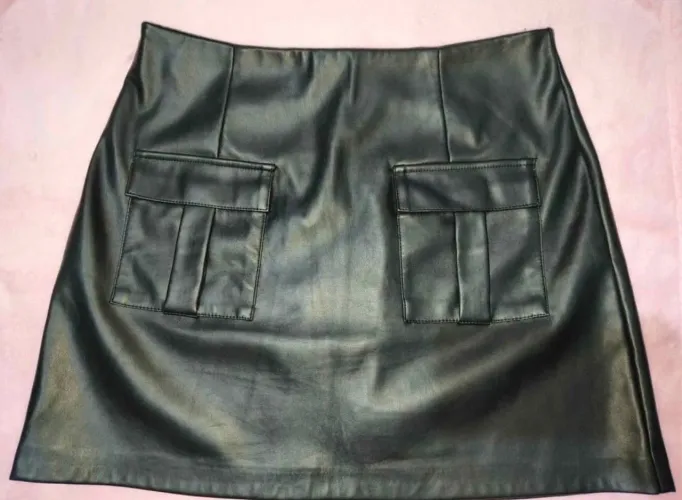 Vendo, saia courino, tamanho 42, cor preto, 20 reais preto.