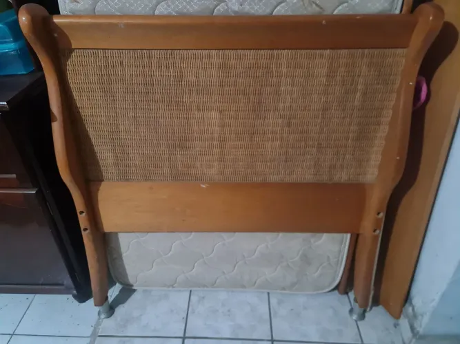 Vendo cama de madeira solteiro com colchão