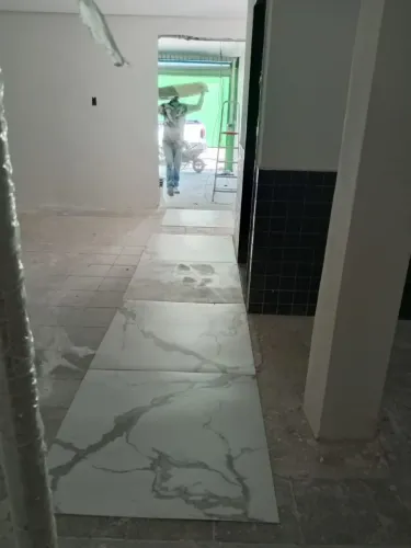 Precisa-se de pedreiro para acentar porcelanato pagamento quinzenal