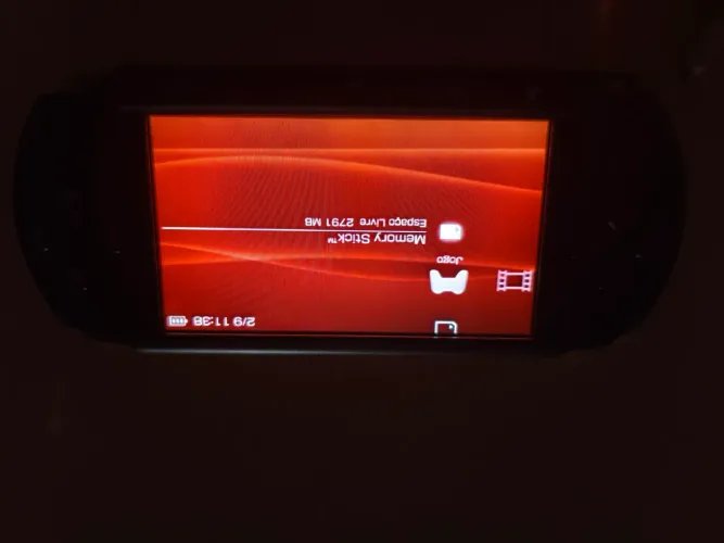Meu PSP estreet, ele é desbloqueado, tá com bateria original e também com carregador orig