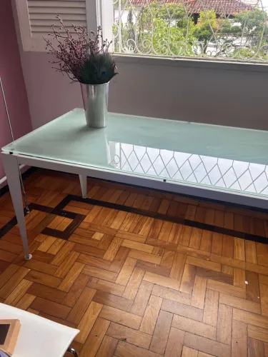 Mesa longa de jantar, marca Tok Stok, com tampo de vidro temperado