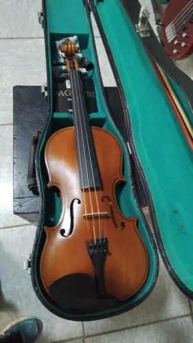Vende.se violino Magnum semi novo com case breu arco