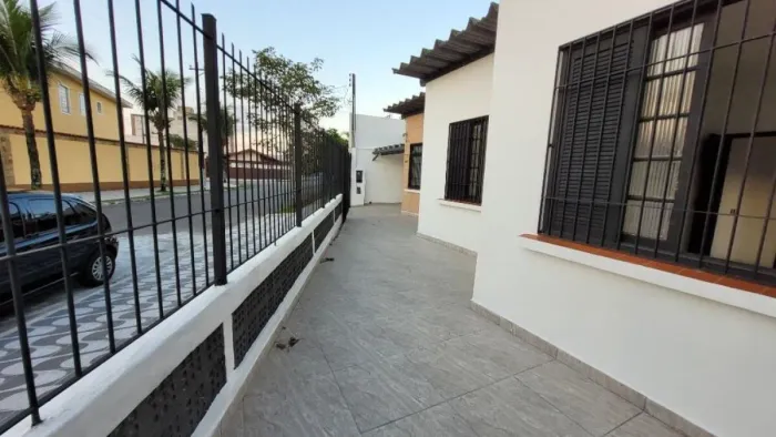 Casa 2 Quartos - 150 Metros do Mar - Bairro Jardim Real em Praia Grande - SP - ALV108