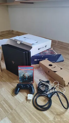 ps4 pró semi novo SSD 2tera SanDisk.