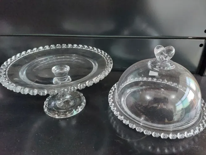 Prato para bolo e queijeira, bordas de coração rosa