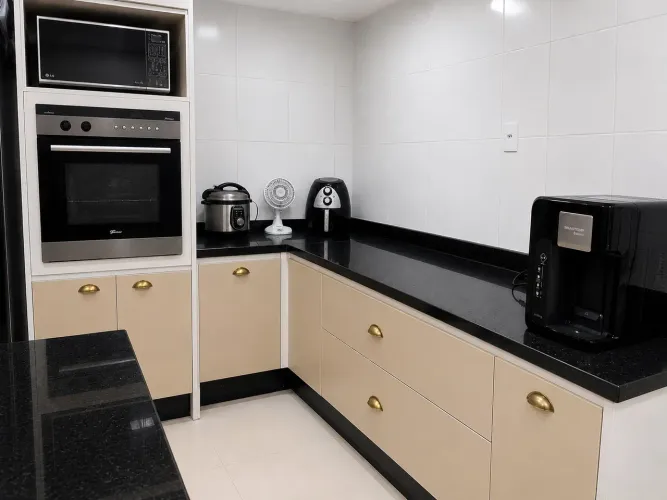 Armário de cozinha com pedra São Gabriel