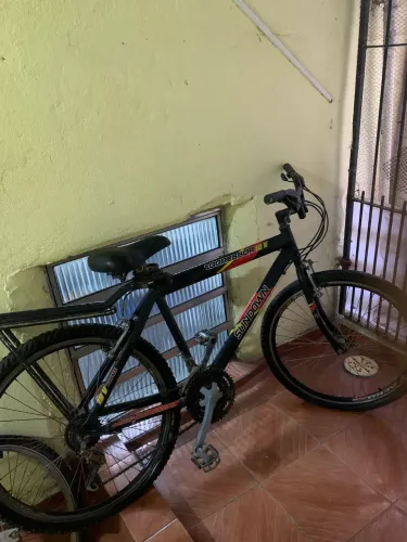 Bicicleta mountain bike preta da marca Sundown Aggressor 18V, com bagageiro traseiro