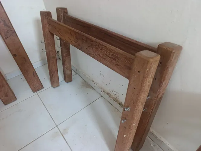 Cama solteiro em madeira Angelim pedra novinha com grades