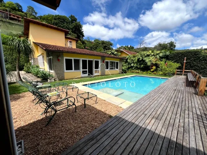 Casa Casa à Venda em Nogueira - 4 Quartos, Piscina e Amplo Terreno