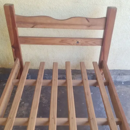 Cama de madeira maciça solteiro valor $120 reais