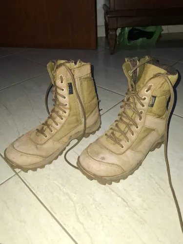 Cuturno coyote com zíper 