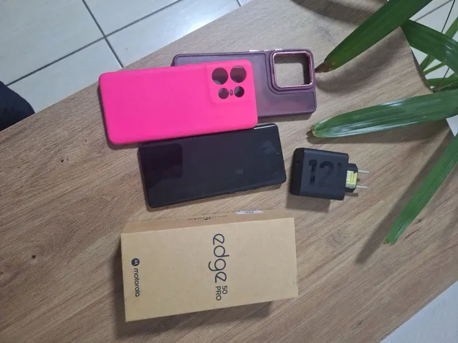 Moto edege 50 pro 12 gram e 256 gmemoria interna,carregamento 15 minutos rede 5g