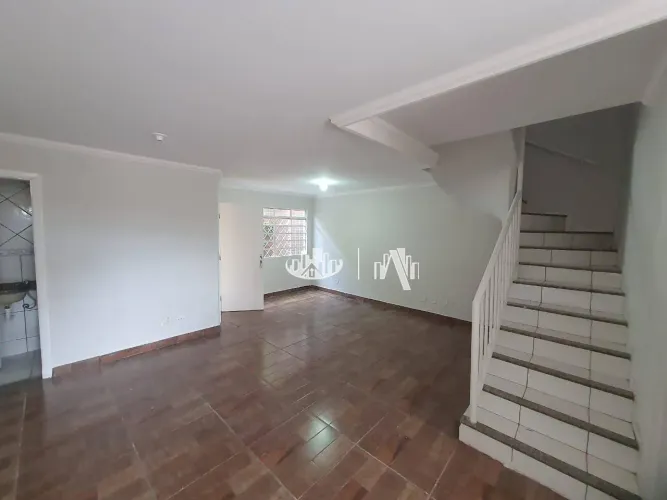 Casa com 3 quartos para alugar, 100 m² por R$ 2.400/mês - Jardim Esperança - Londrina/PR