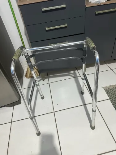 Andador semi novo 
