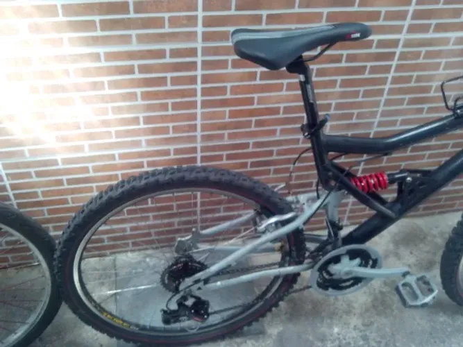 Mountain Bike Caloi SK Full Suspension - 21 Marchas Freio V-brake, passador Deore - Aro 26
