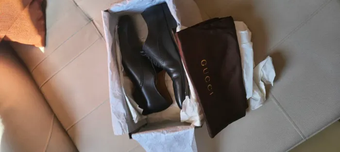 Sapato Gucci italiano N. 42 excelente estado de conservação usado apenas três vezes .