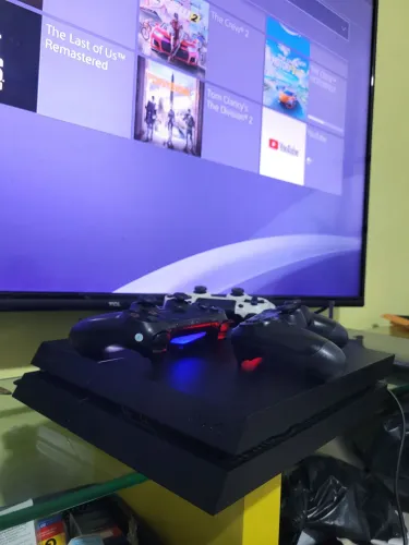 PS4 Slim 1TB completo 3 controles