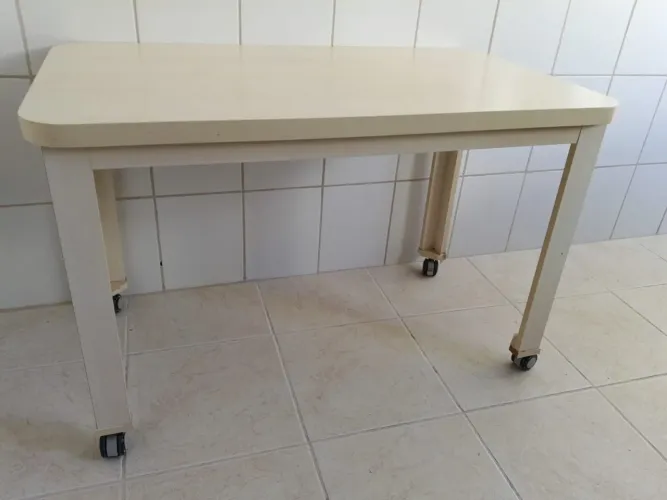 Mesa tamanho médio com rodas