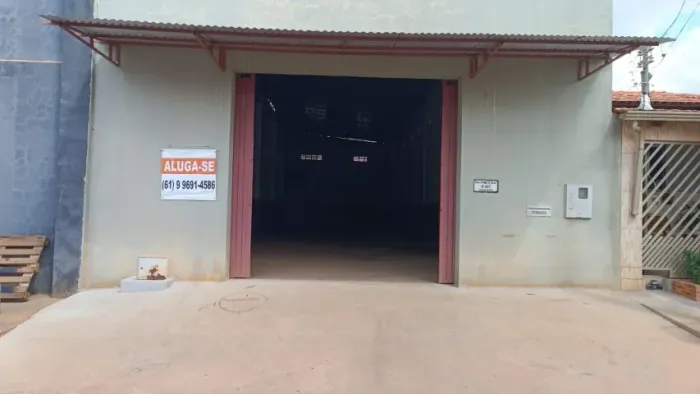 Aluga-se galpão 240m² 