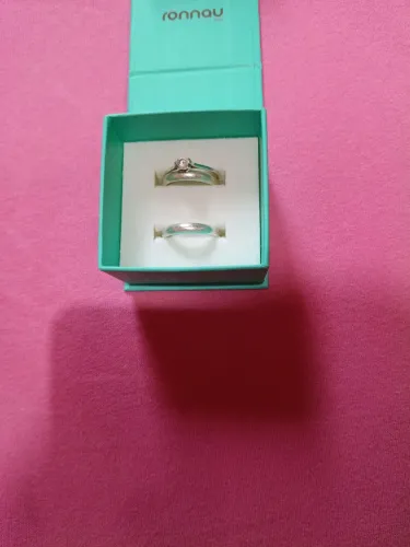 Vendo Par de alianças com solitário.