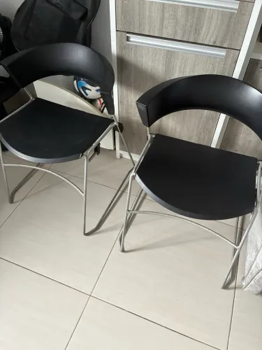 Duas cadeiras de escritório