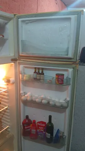 Vendo uma geladeira de duas portas, em perfeito estado. Nome da geladeira consul