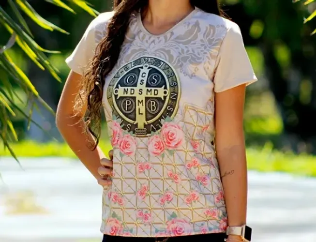 MODA CATÓLICA Baby Look Medalha de São Bento Floral P