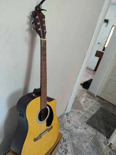 Vendo esse lindo violão Fender