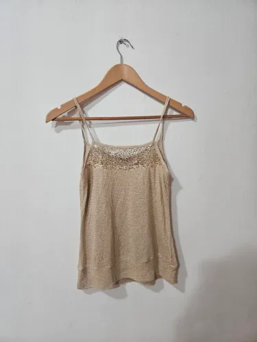 Blusa dourada brilhosa