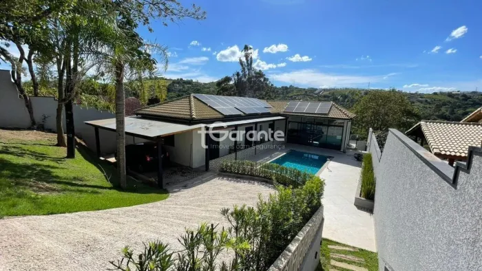 Chácara em Atibaia com 3 dormitórios (1 suíte), piscina, área gourmet, gramado e área verd