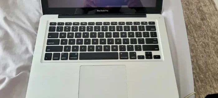 MacBook Pro Apple (Modelo Antigo) - Ideal para Reparo, Restauração ou Peças