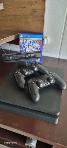 PS4 SLIM 1TB COM KINECT DOIS CONTROLES. 