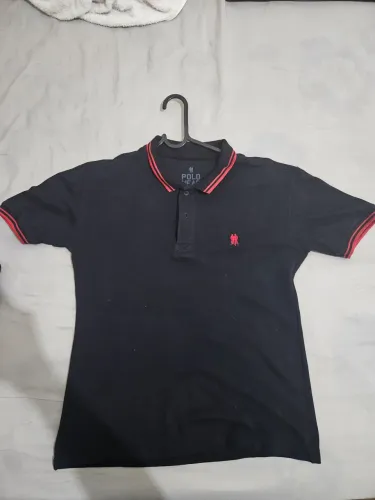 Blusa polo preta.