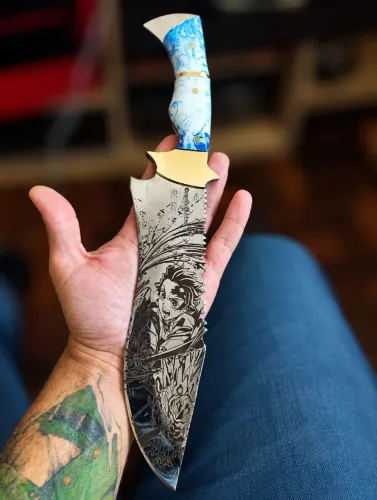 Faca Demon Slayer Tanjiro - Lâmina Decorativa Exclusiva com Bainha de Couro