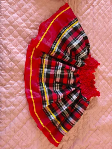 Linda saia quadriculada vermelha, de festa típica. Tamanho adulto, veste M,G ou GG.